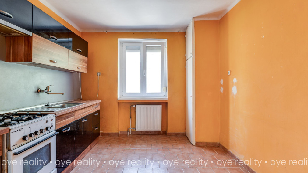 Na predaj 3-izbový tehlový byt s balkónom, vlastným kúrením a garážou – blízko Váhu aj centra
