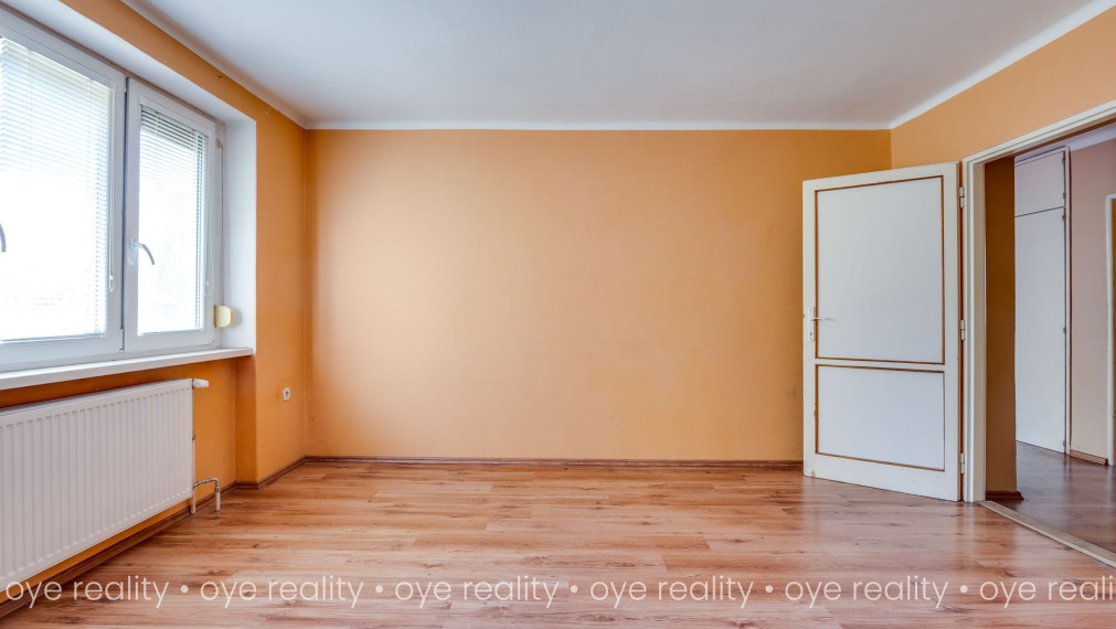 Na predaj 3-izbový tehlový byt s balkónom, vlastným kúrením a garážou – blízko Váhu aj centra