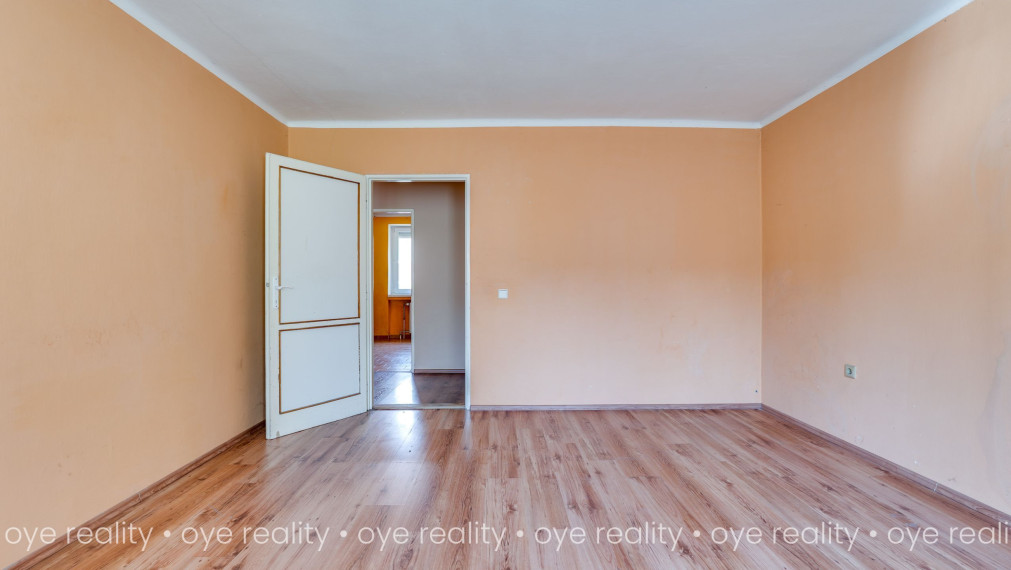 Na predaj 3-izbový tehlový byt s balkónom, vlastným kúrením a garážou – blízko Váhu aj centra