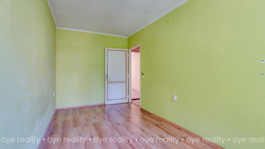 Na predaj 3-izbový tehlový byt s balkónom, vlastným kúrením a garážou – blízko Váhu aj centra
