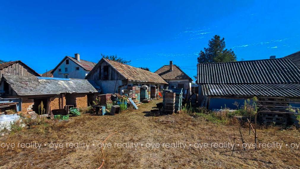 Na predaj rodinný dom na rekonštrukciu v Kravanoch nad Dunajom