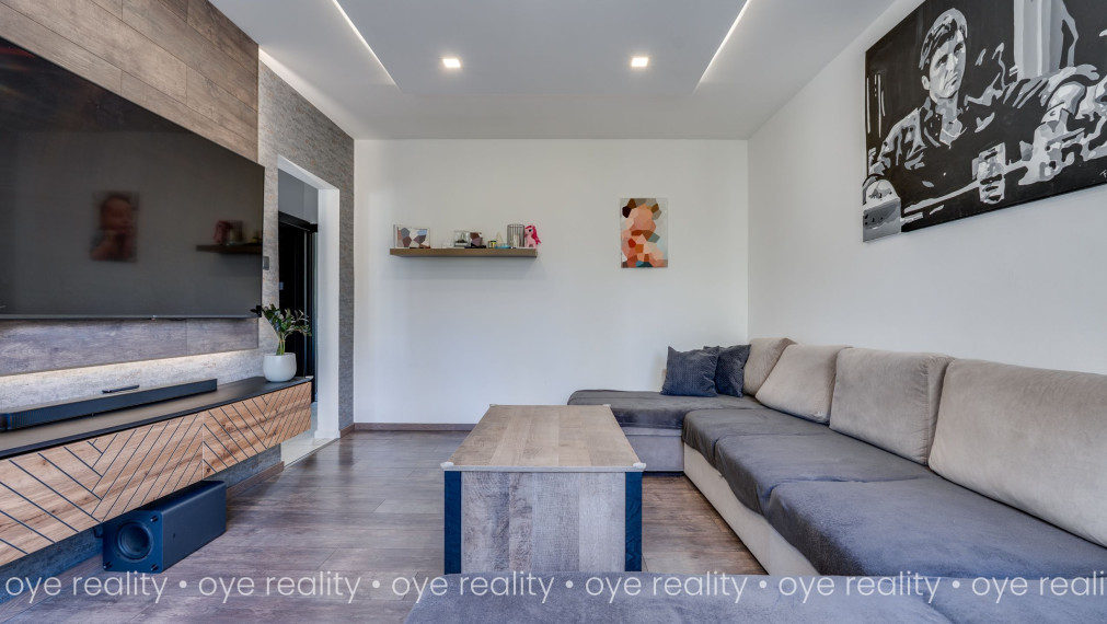 OYE Reality | Na predaj moderný 3-izbový byt s loggiou a klimatizáciou v Komárne