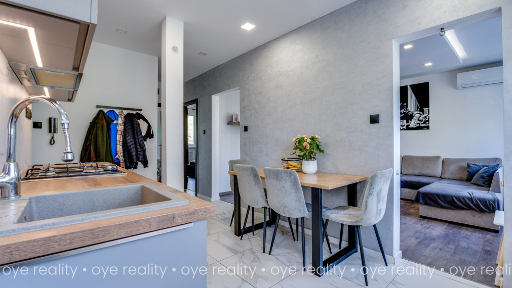 OYE Reality | Na predaj moderný 3-izbový byt s loggiou a klimatizáciou v Komárne