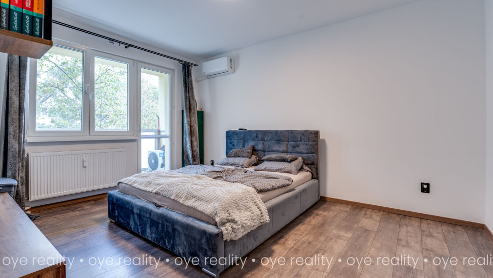 OYE Reality | Na predaj moderný 3-izbový byt s loggiou a klimatizáciou v Komárne