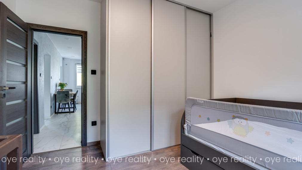 OYE Reality | Na predaj moderný 3-izbový byt s loggiou a klimatizáciou v Komárne