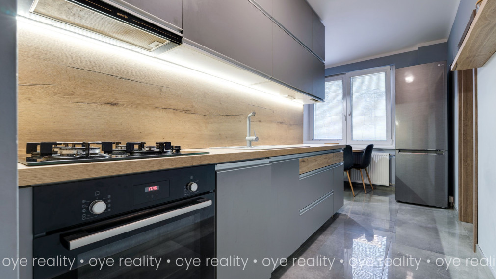 OYE Reality | Na predaj zrekonštruovaný 3-izbový byt s vybavením – ulica Komenského, Komárno