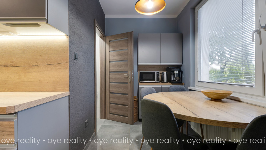 OYE Reality | Na predaj zrekonštruovaný 3-izbový byt s vybavením – ulica Komenského, Komárno