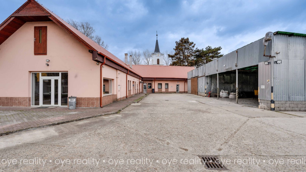 Na prenájom priemyselný areál s administratívnou budovou a montážnymi halami v Komárne - 5 800 m2