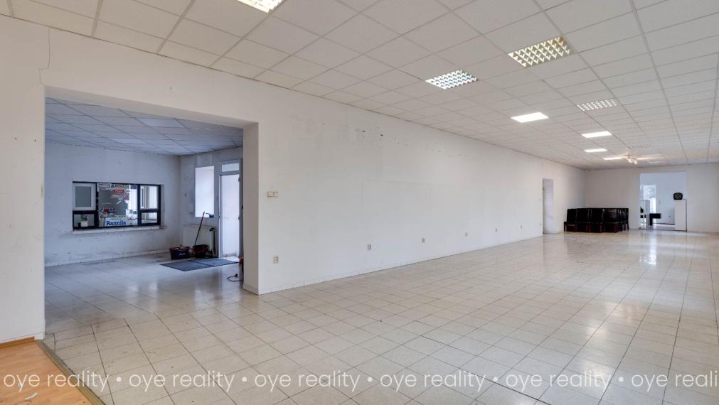 Na prenájom priemyselný areál s administratívnou budovou a montážnymi halami v Komárne - 5 800 m2