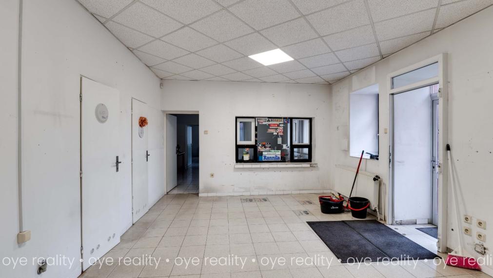 Na prenájom priemyselný areál s administratívnou budovou a montážnymi halami v Komárne - 5 800 m2