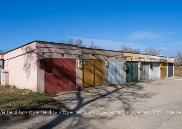Na predaj garáž s novou strechou na ul. Odborárov v Komárne - 19 m2