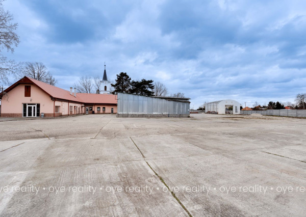 Na predaj priemyselný areál s administratívnou budovou, montážnymi halami a skladovým priestorom v Komárne - 5 800 m2