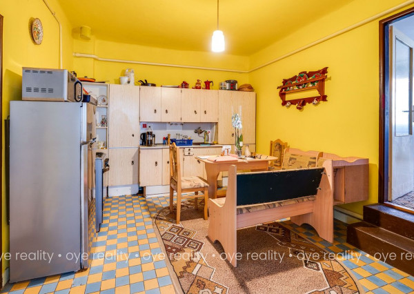 Na predaj 4-izbový rodinný dom s novšou strechou v tichej lokalite Komárna – ideálny pre rodinu či investíciu!
