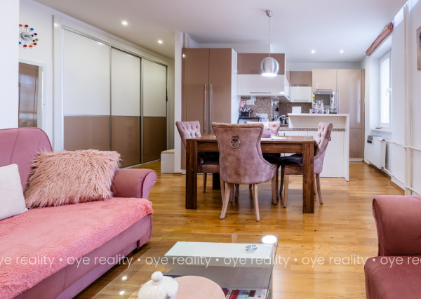   OYE Reality ponúka na predaj vkusne zariadený, moderný 2,5-izbový byt v obľúbenej lokalite Komárna!