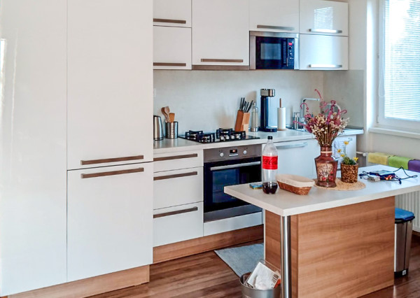 Na predaj moderný 3-izbový tehlový byt s balkónom a klimatizáciou blízko centra Komárna