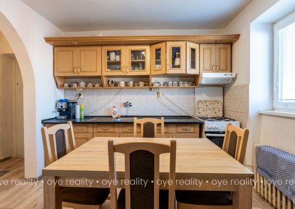  Na predaj: Tehlový, kompletne zariadený 2-izbový byt v tichej lokalite Komárna