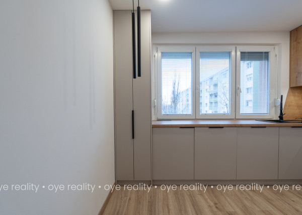 OYE Reality ponúka na predaj – Prémiovo zrekonštruovaný, slnečný 3-izbový byt s loggiou v centre diania Komárna