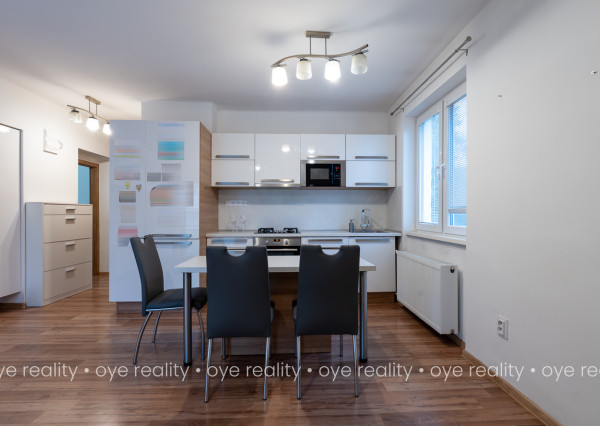 Na predaj moderný 3-izbový tehlový byt s balkónom a klimatizáciou blízko centra Komárna