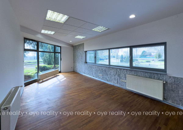 Na prenájom svetlé kancelárske priestory v príjemnom, uzavretom areáli pri Komárne