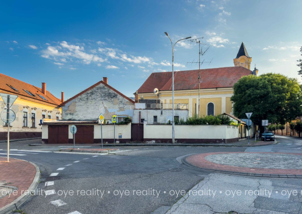 Na predaj priestranný 3-izbový tehlový rodinný dom v centre mesta Komárno