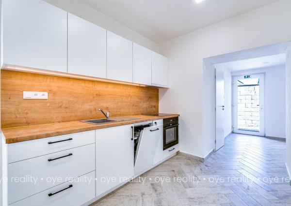 Na predaj lukratívna, kompletne rekonštruovaná administratívno-obchodná budova v Komárne