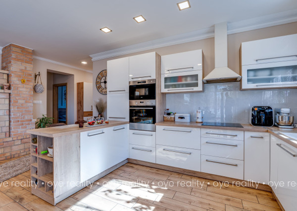 Prémiové rodinné bývanie na predaj v pokojnej časti mesta Komárom (Maďarsko)