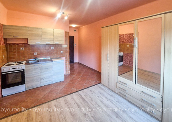 GARZÓNKA NA PREDAJ – TOP LOKALITA KOMÁRNA, 1. POSCHODIE