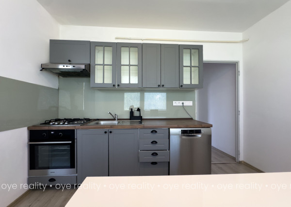 NA PRENÁJOM PRIESTRANNÝ 4-IZBOVÝ BYT PO KOMPLETNEJ REKONŠTRUKCII | BALKÓN | CENTRUM KOMÁRNA