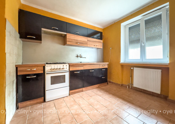 Na predaj 3-izbový tehlový byt s balkónom, vlastným kúrením a garážou – blízko Váhu aj centra