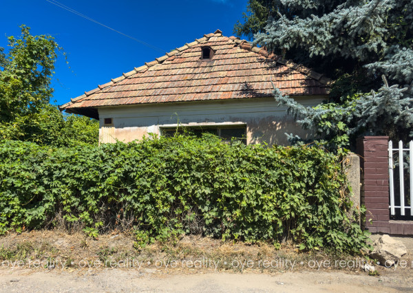 Na predaj pozemok so starým hlineným domom v Moči - 670 m2