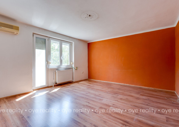 Na predaj 3-izbový tehlový byt s balkónom, vlastným kúrením a garážou – blízko Váhu aj centra
