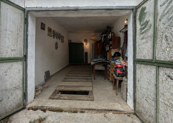 Na predaj murovaná garáž vo výbornej lokalite – Slnečná ulica, Komárno