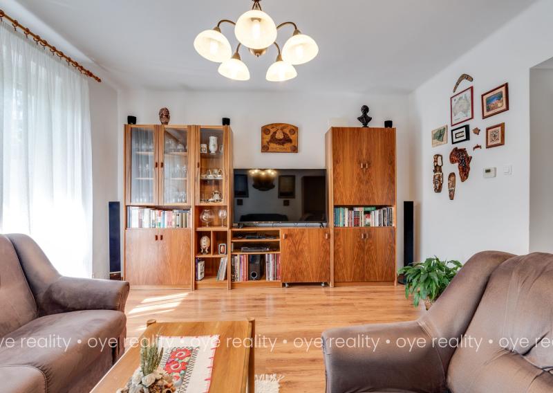 Na predaj 3-izbový svojpomocný byt s garážou, loggiou a vlastným kúrením v tichej lokalite - 77 m2