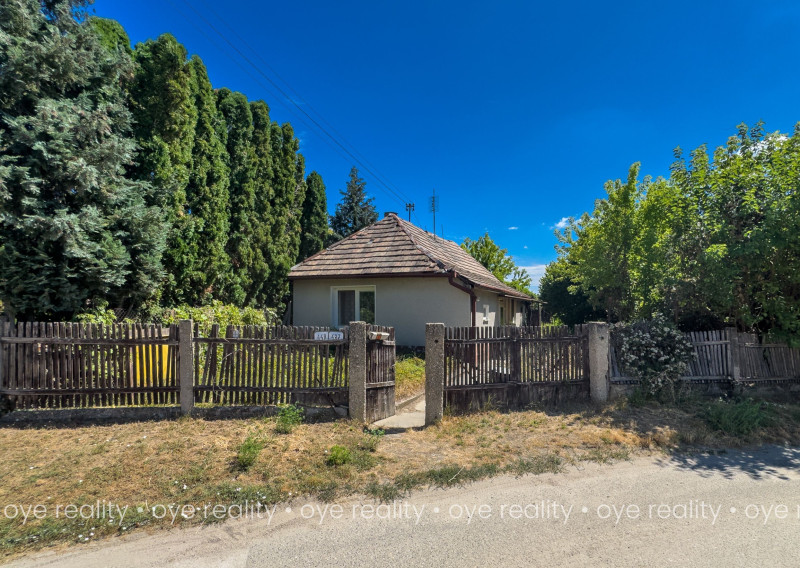 Na predaj rodinný dom na rekonštrukciu iba 400 m od Dunaja – Moča, pozemok 583 m²