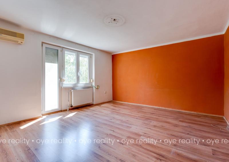 Na predaj 3-izbový tehlový byt s balkónom, vlastným kúrením a garážou – blízko Váhu aj centra