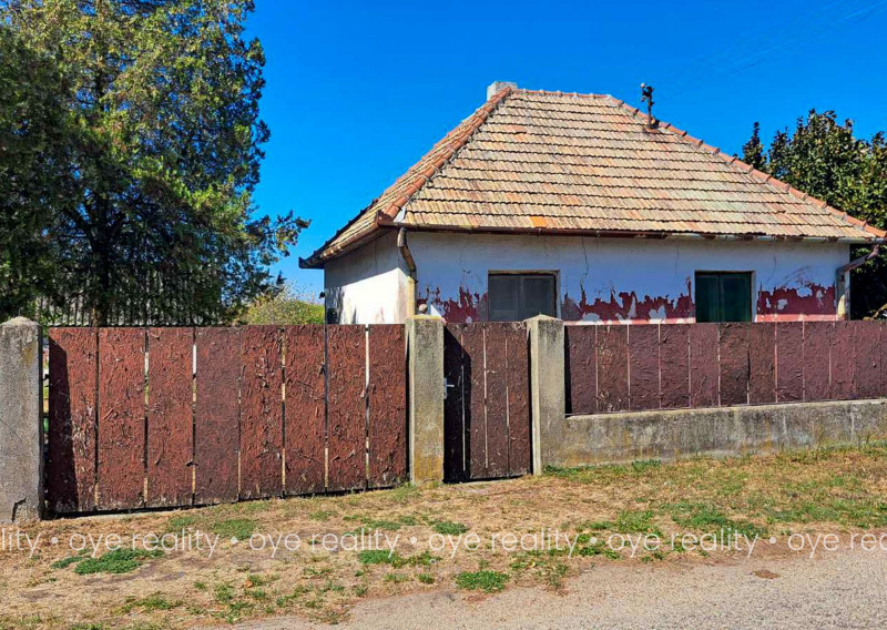 Na predaj rodinný dom na rekonštrukciu v Kravanoch nad Dunajom