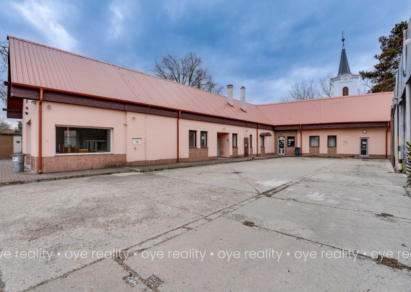 Na prenájom priemyselný areál s administratívnou budovou a montážnymi halami v Komárne - 5 800 m2